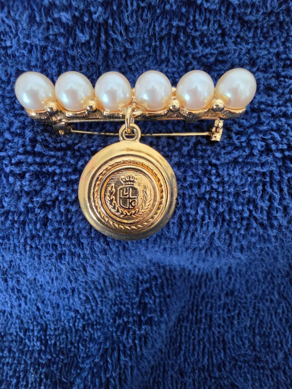 Vintage LIZ CLAIBORNE - gold tone faux pearl bar PIN BROOCH -w dangle logo crest